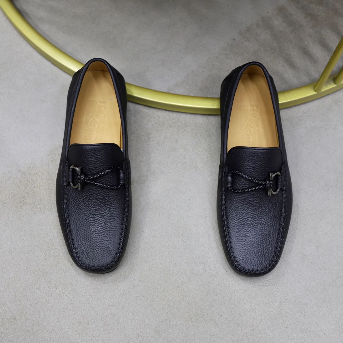 Men's shoes 💰480💰🙅‍♂️🙅‍♂️🙅‍♂️Niuli Brand: Ferragamo Standard code: Men's code 38/44 (45 customized) Grade: Same style as the official website Material: Original imported cowhide leather lining Original wear-resistant lightweight outsole Style category: Men's casual slip-on shoes Doudou shoes Noble luxury brand elements, top luxury color: actual picture color